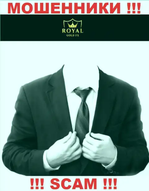 На официальном интернет-сервисе RoyalGold FX нет никакой информации о руководителях организации